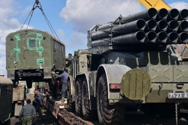 Binh sỹ Ukraine chất vũ khí lên tàu hỏa để chuyển khỏi thành phố Artemivsk thuộc khu vực Donetsk ở miền đông ngày 6/3. (Nguồn: AFP/TTXVN)