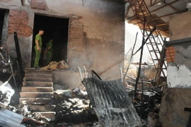 Dãy nhà xưởng sản xuất chăn bông vừa bị thiêu rụi. (Ảnh: Nguyễn Công Hải/TTXVN)