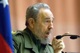 Lãnh tụ Cuba Fidel Castro phát biểu tại Trung tâm hội nghị ở La Habana ngày 14/4/2004. (Nguồn: EPA/TTXVN)