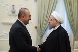  Tổng thống Iran Hassan Rouhani (phải) có cuộc gặp với Ngoại trưởng Thổ Nhĩ Kỳ Mevlut Cavusoglu đang trong chuyến thăm Iran. (Nguồn: EPA/TTXVN)