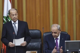 Tổng thống Liban mới được bầu Michel Aoun (trái) tuyên thệ nhậm chức tại Beirut ngày 31/10. (Nguồn: AP/TTXVN)