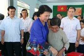 Chủ tịch Quốc hội Nguyễn Thị Kim Ngân với bà con khu dân cư ấp Thới Hòa, xã Châu Hòa, huyện Giồng Trôm, Bến Tre tại Ngày hội Đại đoàn kết. (Ảnh: Trần Thị Thu Hiền/TTXVN)