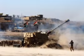 Quân đội Iraq bắn đạn pháo tấn công thành trì của IS tại đông bắc Mosul ngày 22/11. (Nguồn: EPA/TTXVN)
