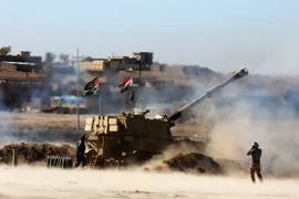Quân đội Iraq bắn đạn pháo tấn công thành trì của IS tại đông bắc Mosul ngày 22/11. (Nguồn: EPA/TTXVN)