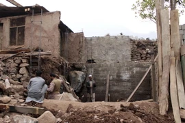 Người dân Pakistan tại khu vực Ranh giới Kiểm soát ở Kashmir ngày 21/11. (Nguồn: AP/TTXVN)