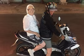 Cụ bà Lena với lần trải nghiệm đi xe máy. (Nguồn: Sputnik)