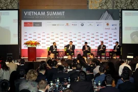 Các doanh nghiệp trong nước và quốc tế giao lưu tại Hội nghị. (Ảnh: Thanh Vũ/TTXVN)