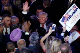Ông Donal Trump (giữa ) và những người ủng hộ mừng chiến thắng ở New York, ngày 8/11. (Nguồn: EPA/TTXVN)