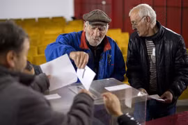 Cử tri Bulgaria bỏ phiếu tại một điểm bầu cử ở Pleven ngày 13/11. (Nguồn: AFP/TTXVN)