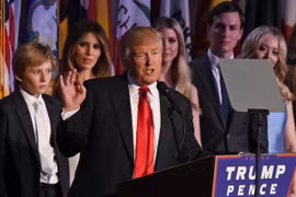 Tổng thống mới đắc cử Donald Trump (giữa) phát biểu sau khi giành chiến thắng trong cuộc bầu cử Tổng thống Mỹ tại New York ngày 8/11. (Nguồn: AFP/TTXVN)