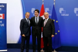 Thủ tướng Canada Justin Trudeau (giữa), Chủ tịch Ủy ban châu Âu Jean-Claude Juncker (phải) và Chủ tịch Hội đồng châu Âu Donald Tusk (trái) tại lễ ký CETA tại Brussels. (Nguồn: THX/TTXVN)