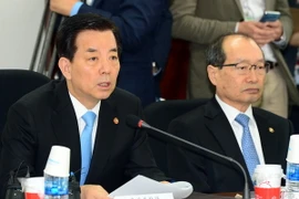 Bộ trưởng Quốc phòng Hàn Quốc Han Min-koo (trái). (Nguồn: EPA/TTXVN)
