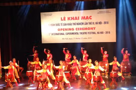 Màn biểu diễn khai mạc liên hoan. (Ảnh: Mỹ Bình/Vietnam+)