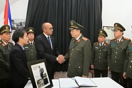 Bộ trưởng Bộ Công an Tô Lâm chia buồn với Đại sứ Cuba Herminio Lope Diaz. (Ảnh: Doãn Tấn/TTXVN)