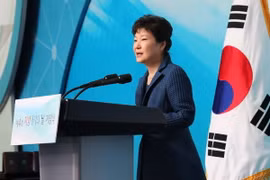Tổng thống Park Geun-hye phát biểu tại một buổi lễ ở Busan, Hàn Quốc, ngày 27/10.EPA/ (Nguồn: YONHAP/TTXVN)
