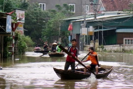 Người dân xã Cẩm Duệ, huyện Cẩm Xuyên, Hà Tĩnh dùng thuyền để đi lại sinh hoạt. (Ảnh Công Tường/TTXVN)