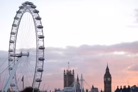 Tháp Elizabeth (phải) và Vòng quay Thiên niên kỷ (London Eye ) tại thủ đô London. (Nguồn: AFP/TTXVN)