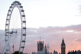 Tháp Elizabeth (phải) và Vòng quay Thiên niên kỷ (London Eye ) tại thủ đô London. (Nguồn: AFP/TTXVN)