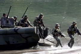 Binh sỹ Philippines tham gia cuộc tập trận chung với binh sỹ Mỹ ngày 8/10/2015. (Nguồn: Reuters/TTXVN)