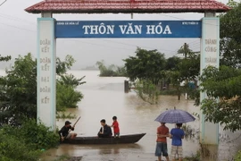 Nhiều thôn, buôn bị cô lập do nước lũ chia cắt. (Ảnh: Dương Giang/TTXVN)
