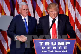 Tổng thống mới đắc cử Donald Trump (phải) phát biểu sau khi giành chiến thắng trong cuộc bầu cử Tổng thống Mỹ tại New York. (Nguồn: EPA/ TTXVN)
