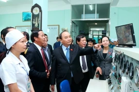 Thủ tướng Nguyễn Xuân Phúc thăm phòng điều trị bằng oxy cao áp tại Viện Y học Biển Việt Nam. (Ảnh: Thống Nhất/TTXVN)