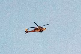 Máy bay trực thăng Apache của Israel bay tại khu vực dải Gaza ngày 5/10. (Nguồn: AFP/TTXVN)