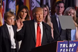 Tổng thống mới đắc cử Donald Trump (giữa) phát biểu sau khi giành chiến thắng trong cuộc bầu cử Tổng thống Mỹ tại New York ngày 8/11. (Nguồn: AFP/TTXVN)
