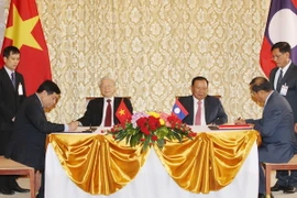 Ông Nguyễn Chí Dũng, Bộ trưởng Bộ Kế hoạch và Đầu tư, Chủ tịch Ủy ban Hợp tác Việt Nam-Lào và ông Suphan Keomisay, Ủy viên Trung ương Đảng, Bộ trưởng Bộ Kế hoạch và Đầu tư Lào ký Thỏa thuận điều chỉnh Thỏa thuận chiến lược hợp tác Việt Nam-Lào tại tỉnh Hu