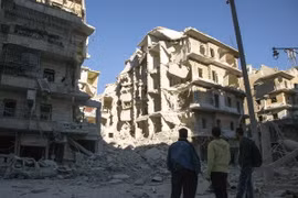 Cảnh đổ nát sau các cuộc không kích ở khu vực phía đông thành phố Aleppo ngày 24/9. (Nguồn: AFP/TTXVN)