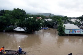 Hàng trăm nhà dân, trường học ở xã An Định (huyện Tuy An, Phú Yên) bị ngập trong nước. (Ảnh: Thế Lập/TTXVN)