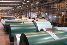Kho hàng thành phẩm thép mạ. (Ảnh: Hồng Nhung/TTXVN)