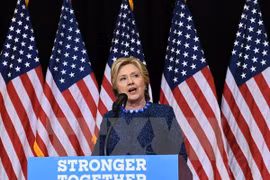 Ứng viên tranh cử Tổng thống Mỹ của đảng Dân chủ Hillary Clinton trong cuộc họp báo về việc FBI mở lại cuộc điều tra về vụ bê bối thư điện tử, tại Des Moines, bang Iowa, ngày 28/10. (Nguồn: AFP/TTXVN)