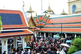 Du khách thăm đền Wat Phra Kaew ở Bangkok, Thái Lan ngày 2/11. (Nguồn: THX/TTXVN)
