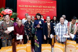 Phó Chủ tịch nước Đặng Thị Ngọc Thịnh tặng quà cho các gia đình nghèo và gia đình chính sách. (Ảnh: An Đăng/TTXVN)