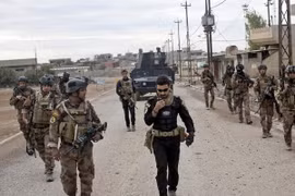 Binh sỹ Iraq trong chiến dịch truy quét IS tại khu vực Gogjali, Mosul ngày 2/11. (Nguồn: AP/TTXVN)