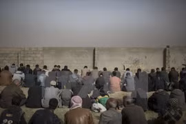 Người dân Iraq chạy khỏi các khu vực IS kiểm soát gần Qayara, phía nam Mosul ngày 1/11. (Nguồn: AP/TTXVN)