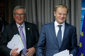 Chủ tịch EC Donald Tusk (phải) và Chủ tịch Ủy ban châu Âu Jean-Claude Juncker tại một hội nghị thượng đỉnh EU ở Brussels, Bỉ ngày 21/10. (Nguồn: EPA/TTXVN)