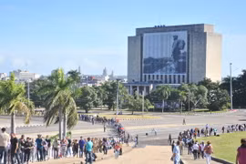 Dòng người đầu tiên vào viếng lãnh tụ cách mạng Fidel Castro. (Ảnh: Vũ Lê Hà/TTXVN)