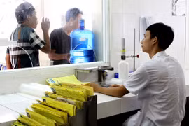 Cán bộ y tế tư vấn, giám sát bệnh nhân ma túy cai nghiện bằng Methadone tại cơ sở điều trị Methadone quận Long Biên (Hà Nội). (Ảnh: Dương Ngọc/TTXVN)