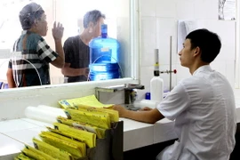 Cán bộ y tế tư vấn, giám sát bệnh nhân ma túy cai nghiện bằng Methadone tại cơ sở điều trị Methadone quận Long Biên (Hà Nội). (Ảnh: Dương Ngọc/TTXVN)