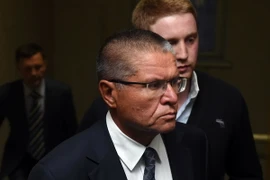 Cựu Bộ trưởng Kinh tế Nga Alexei Ulyukayev (trước) tại tòa án quận Basmanny ở Moskva ngày 15/11. (Nguồn: EPA/TTXVN)