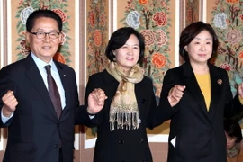Lãnh đạo đảng Dân chủ đối lập Choo Mi-ae (giữa) tại Seoul ngày 9/11. (Nguồn: EPA/TTXVN)