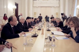 Phó Thủ tướng Phạm Bình Minh và Ngoại trưởng Nga Lavrov họp báo sau Hội đàm. (Ảnh: Quang Vinh/TTXVN)