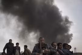 Người dân Iraq chạy khỏi các khu vực IS kiểm soát gần Qayara, phía nam Mosul ngày 1/11. (Nguồn: AP/TTXVN)
