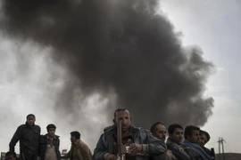 Người dân Iraq chạy khỏi các khu vực IS kiểm soát gần Qayara, phía nam Mosul ngày 1/11. (Nguồn: AP/TTXVN)