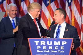 Tổng thống đắc cử Mỹ Donald Trump (giữa) và ông Reince Priebus (phải), Chủ tịch Ủy ban toàn quốc của đảng Cộng hòa. (Nguồn: AFP/TTXVN)
