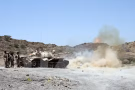 Lực lượng ủng hộ Chính phủ Yemen trong cuộc giao tranh với lực lượng Houthi tại Sharija, khu vực giáp ranh giữa tỉnh Taez và Lahj. (Nguồn: AFP/TTXVN)