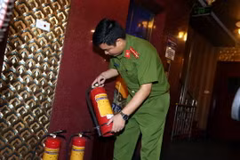 Cảnh sát phòng cháy, chữa cháy kiểm tra điều kiện phòng cháy, chữa cháy bên trong phòng hát của quán Karaoke ARST trên phố Triệu Việt Vương, quận Hai Bà Trưng (ảnh chụp ngày 5/11). (Ảnh: Danh Lam/TTXVN)