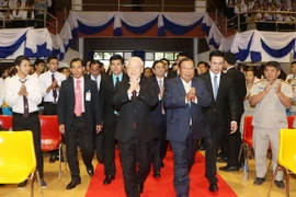 Tổng Bí thư Nguyễn Phú Trọng và Tổng Bí thư, Chủ tịch nước Lào Bounhang Volachith đến Trường Đại học Quốc gia Lào. (Ảnh: Trí Dũng/TTXVN)